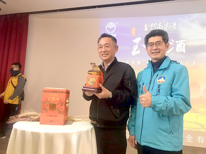 金門縣長楊鎮浯(左)表示玉璽酒之所以限量,因為它的確是真品、菁品。(高凡淳攝)