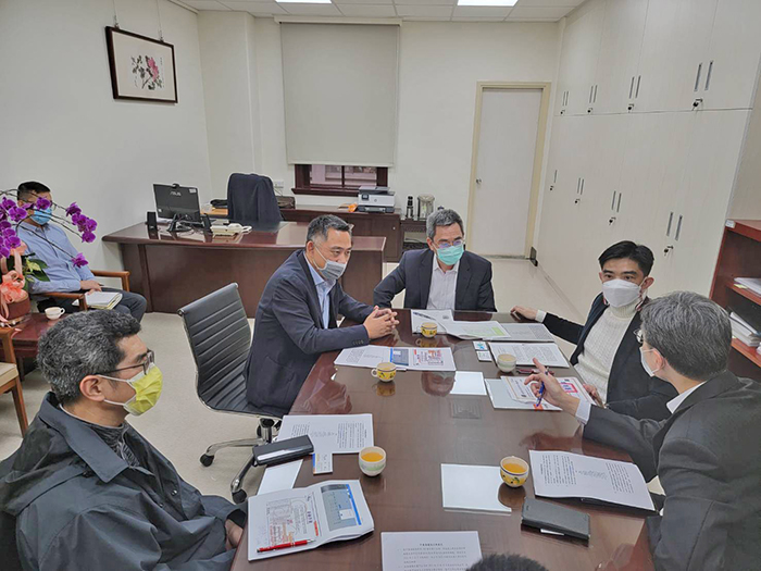 行政院副祕書長李國興(中)表示,在楊縣長團隊的說明下,已充份了解企業所遇到的困難,將速召開會議協調。(縣府提供)
