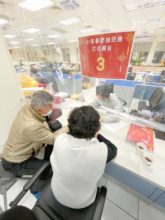 縣府與各鄉鎮公所同步開設服務櫃檯，協助鄉親上網訂位第二波春節加班機。（縣府提供）