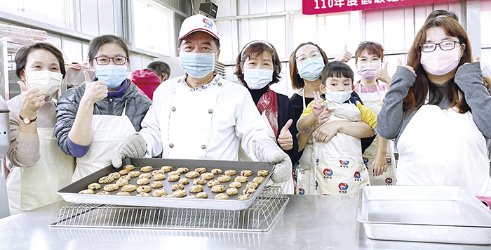 農試所推廣分享芝麻加工製作，規劃辦理「芝麻養生冰箱小西餅、芝麻杏仁瓦片」等3場農事製作體驗，親子在郭明達等指導下，完成營養美味的芝麻加工餅乾。（陳麗妤攝）