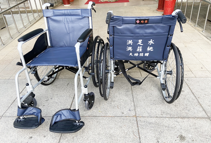本縣經商有成的烈嶼鄉鄉賢洪足水、洪莊桃夫婦捐贈本縣輪椅50臺、點滴架18架。（衛生局提供）