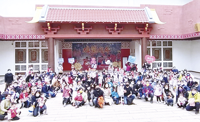 金沙國小及附設幼兒園,結合英語教學、自我領導力課程、愛心義賣及「生蛋快樂~聖誕親子遊」。(金沙國小提供)