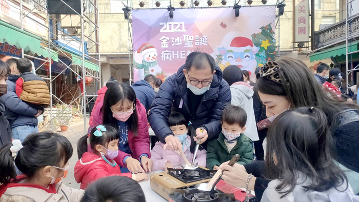 民眾參與DIY體驗及市集。(陳麗妤攝)