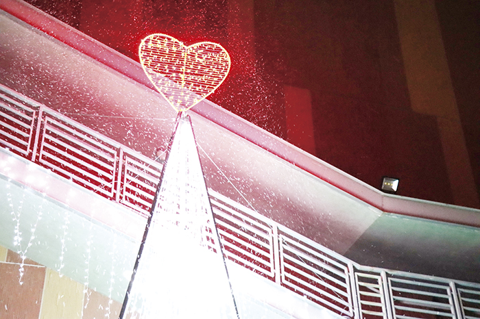 愛心燈飾，讓金門大學校園內增添聖誕節氣息。（金門大學提供）