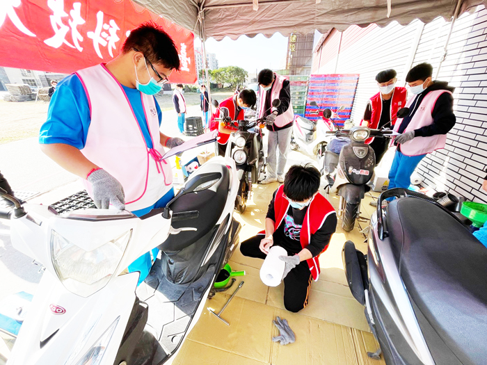 金門農工汽車科與台北城市科技大學共組「機車修護服務隊」，免費為社區民眾更換機油、齒輪油。
（金門農工提供）