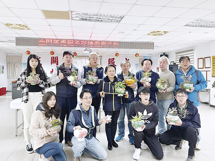 汰除的礙子變身花器，再經塗繪，希望義賣後幫助弱勢團體。（詹宗翰攝）