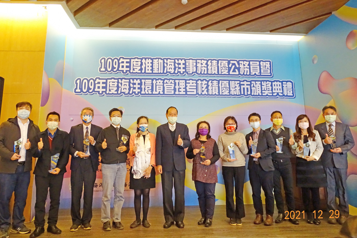在頒獎典禮中,本縣環保局長楊建立與全台獲獎的各縣市代表合照。(環保局提供)