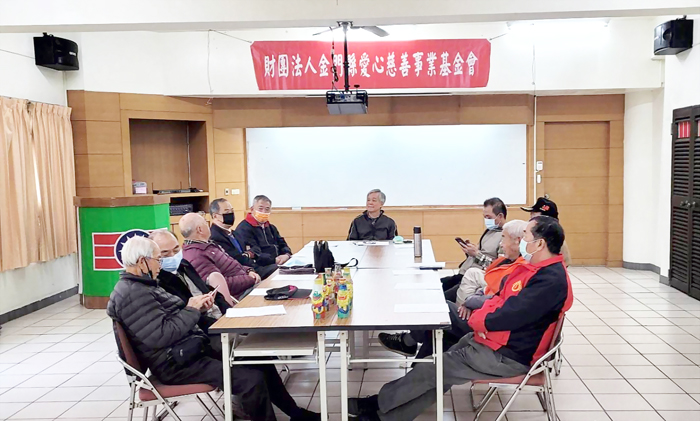 金門愛心慈善事業基金會召開董事會議，該會董事共聚一堂討論明年度各項工作計畫與經費預算，董事長許金象也補頒董事聘書，並感謝工作團隊熱心參與貢獻。（金門愛心慈善事業基金會提供）