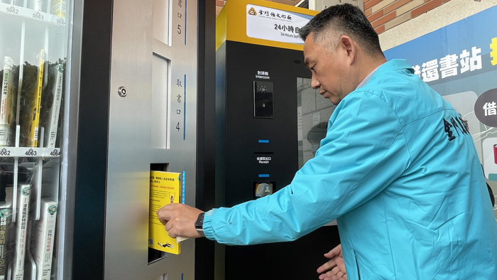 全島首座24小時自助借、還書站啟用,楊鎮浯以各類載具進行圖書之借閱及歸還,期以簡單、便利、隨手可得的服務,實現金門閱讀島,閱讀風氣遍及全島。(陳麗妤攝)