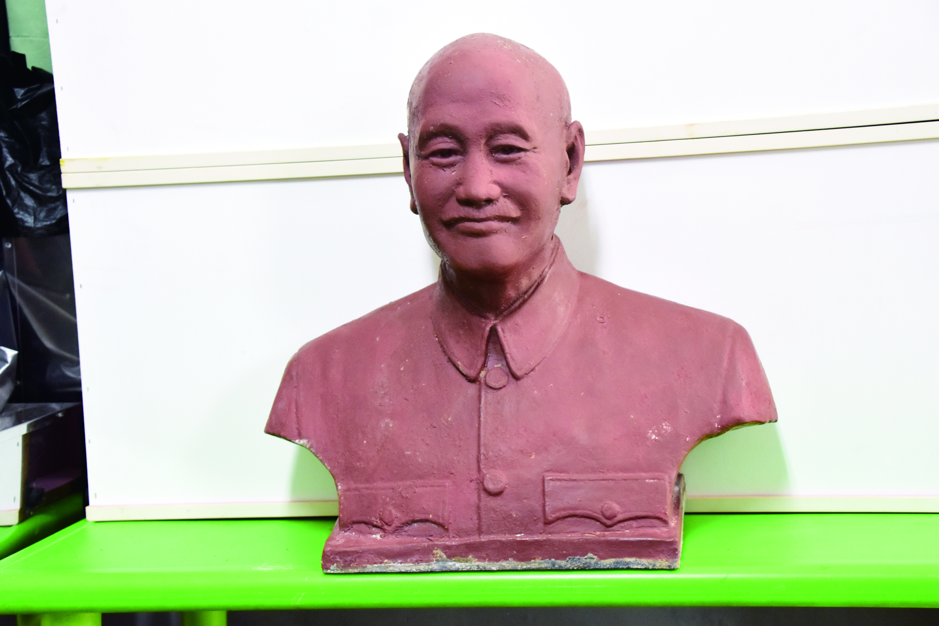 賢庵國小垵湖分校的蔣公銅像遭校方雇工移除，校方表示是因教育設施工程所需考量，目前銅像完好如初暫置於室內。（莊煥寧攝）