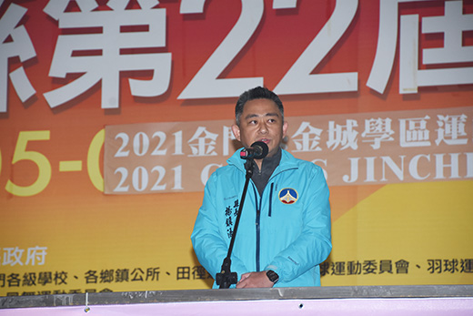 迎向2022，楊鎮浯縣長在元旦升旗典禮祝願：讓有序的發展成就永續的金門。（翁維智攝）