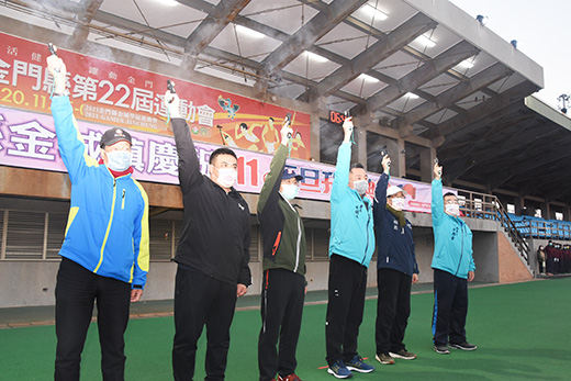 楊鎮浯偕翁明志、陳忠文、李誠智、陳天成、陳朝金為元旦健走活動鳴槍。(翁維智攝)
