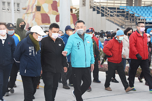 楊鎮浯在行政院金馬聯合服務中心執行長翁明志、金城鎮長李誠智等陪同下,帶領鄉親邁開大步往前走。(翁維智攝)