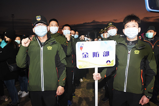 金防部也動員官兵弟兄,用他們載滿活力的熱情參與這場元旦升旗及健走活動。(翁維智攝)