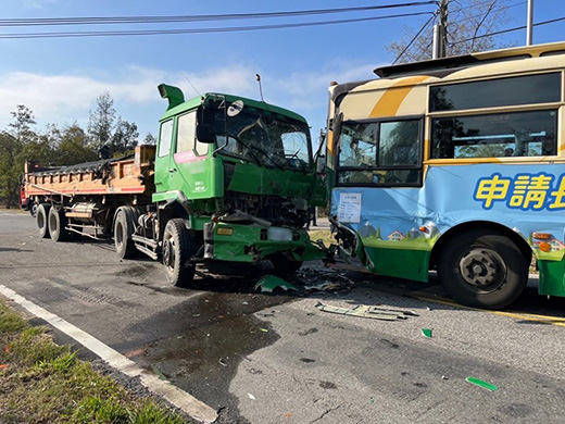 元旦早上發生砂石車擦撞小客車後又撞公車的事故，約11人受傷送醫。（金湖分局提供）