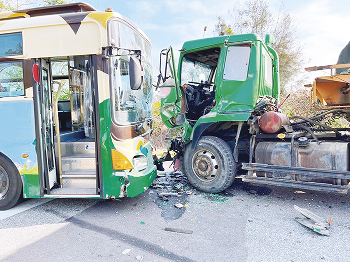 金門日報全球資訊網 砂石車擦撞事故11人送醫