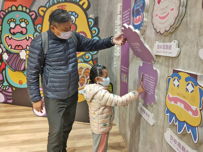 體驗館的牆面上,掀開可愛的風獅爺牌面,裡面有文字介紹每隻風獅爺的實際外觀以及起源。(縣府觀光處提供)