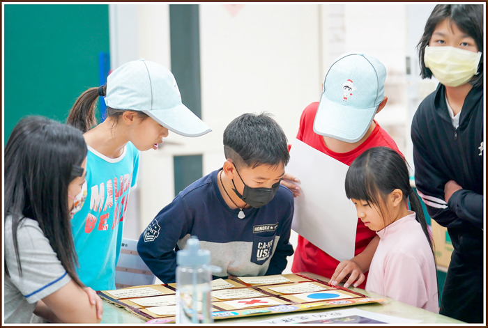 越野賽中結合平時宣導內容，透過闖關方式，讓活動增添趣味性。（西口國小提供）