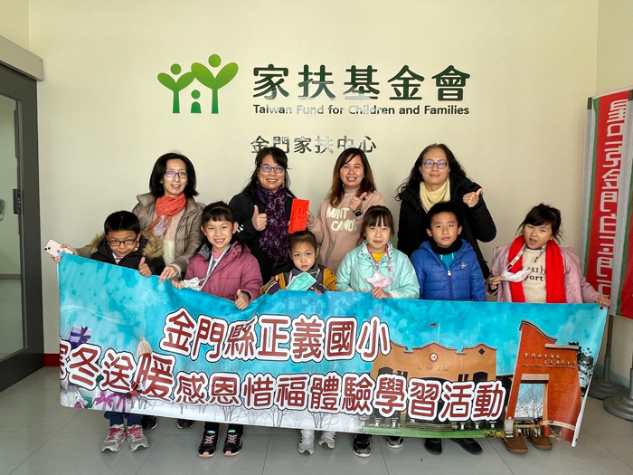 正義國小推展兒童公民教育，辦跳蚤市場義賣，將所得送金門家扶中心。（李增汪攝）