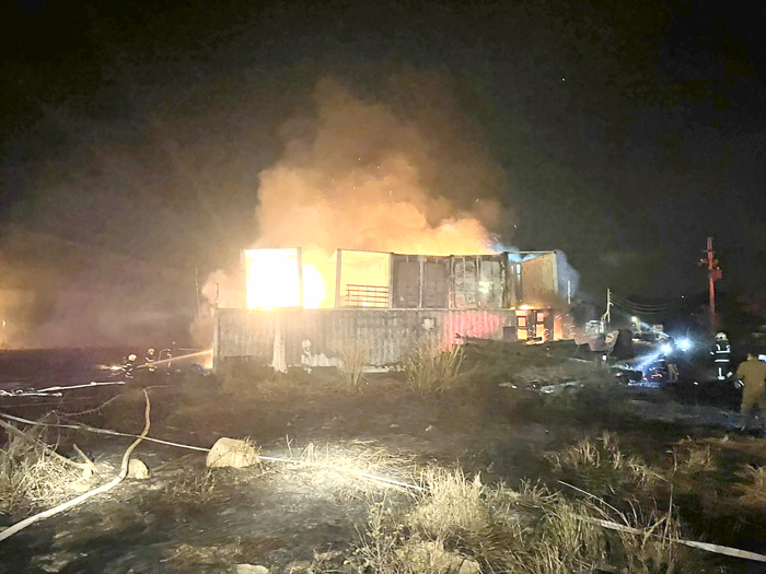 消防人員於近田浦水庫側佈線射水。(圖片由消防局提供)