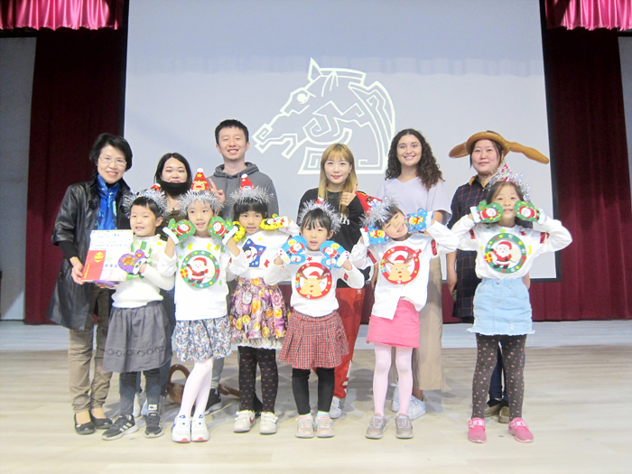 參賽學生個個用心打扮造型,利用課餘時間勤練英語歌曲。(金寧中小學提供)