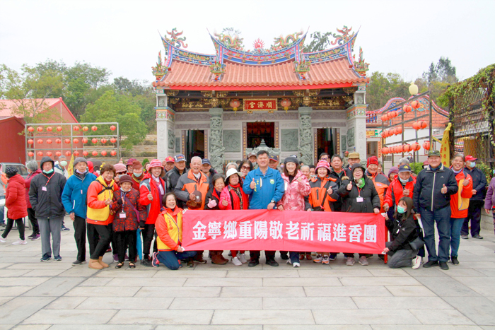 金寧鄉公所連續兩天舉辦長者進香祈福活動，近500多位長者分批進香。
（金寧鄉公所提供）