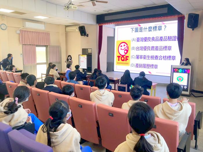 金沙國中「金頭腦」競賽今年邁入第九屆，八年級各班齊聚一堂，考驗學生急中生智及團隊默契，更需要導師運籌帷幄擬定策略。
（金沙國中提供）