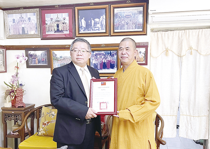 金門地檢署戴文亮檢察長（左）感謝海印寺義舉善行，特致贈感謝狀，由住持釋性海法師接受。
（金門地檢署提供）