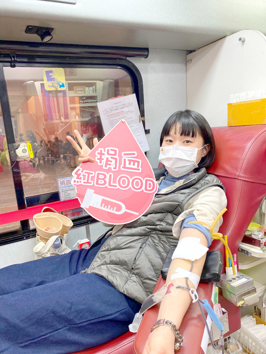 台北捐血中心「浯江捐血」列車開進金大校園，在金大師生「我年輕‧我捐血」的熱血號召下，有300多人攘臂捐輸。（金大提供）