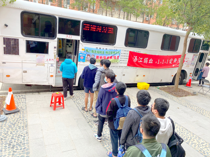 台北捐血中心「浯江捐血」列車開進金大校園,在金大師生「我年輕‧我捐血」的熱血號召下,有300多人攘臂捐輸。(金大提供)