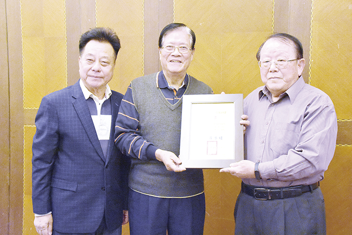 金門縣長青登山協會特聘請縣議會議長洪允典、前福建省主席顏忠誠出任協會的顧問。（詹宗翰攝）