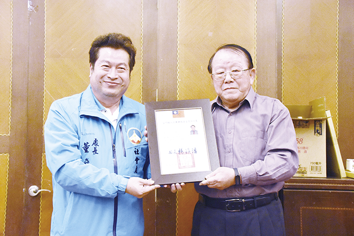 薛黎明（右）接任金門縣長青登山協會第九屆理事長，社會處處長董燊代表縣府頒發當選證書。（詹宗翰攝）