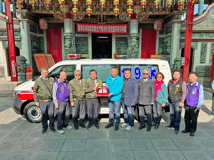 臺灣省城隍廟捐贈救護車一輛給金門縣,為金門的生命救護增添生力軍,協助推展緊急救護工作。捐贈儀式由台灣城隍廟交付救護車鑰匙及模型,由縣長代表接受。(詹宗翰攝)