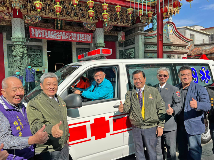 縣長啟動鳴笛，台灣城隍廟捐贈的救護車正式加入金門的救護行列。（詹宗翰攝）
