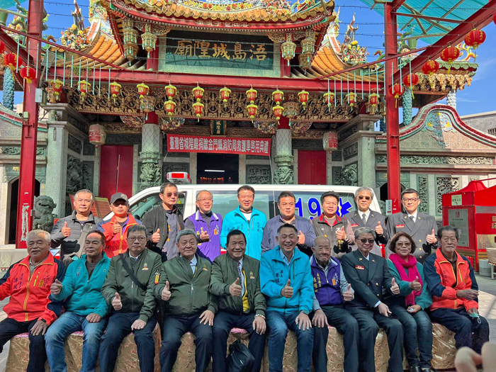 救護車捐贈儀式後,縣長與眾貴賓合影。(詹宗翰攝)