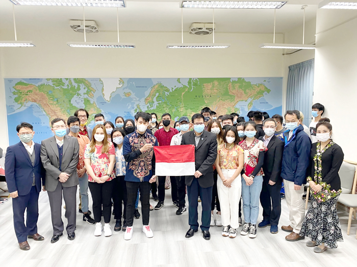 國立金門大學舉辦外籍新生見面會,由校長陳建民及學校主管勉勵學生來台隔離的辛苦。(金門大學提供)