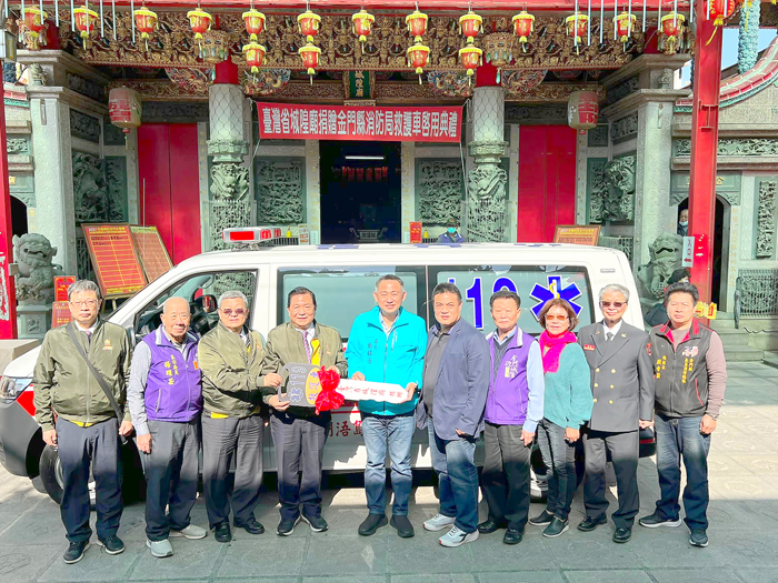 臺灣省城隍廟捐贈救護車一輛給金門縣,為金門的生命救護增添生力軍,協助推展緊急救護工作。捐贈儀式由臺灣省城隍廟交付救護車鑰匙及模型,由縣長代表接受。(詹宗翰攝)