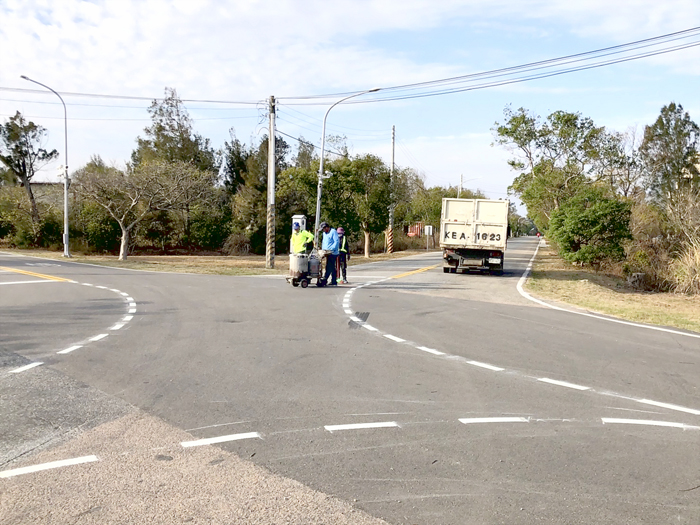 會勘柏村路口交通動線，研議改善讓往來人車更安全。（楊水詠攝）