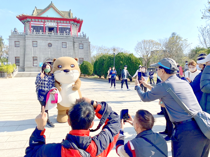 觀光旅遊大使阿特的可愛親和魅力，讓旅遊的團客紛紛搶著和它合照。（詹宗翰攝）