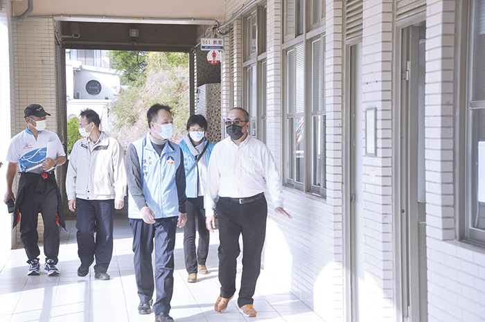 「第十五屆聯合盃全國作文大賽金門區決賽」昨日上午在金城國中試場登場,縣府參議陳金增到場視察,並為參賽學生加油打氣。(李增汪攝)