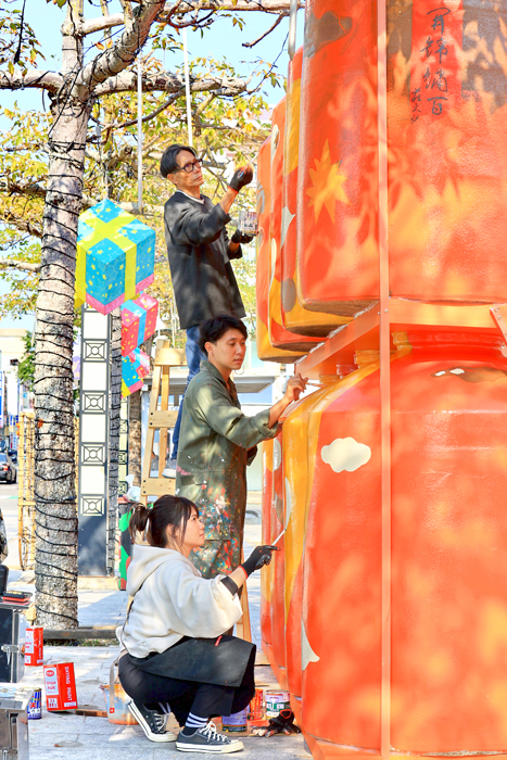 林務所春節布置陸續展開，其中，金湖鎮山外車站前，八個1000公升的大酒甕由金門插畫藝術家-吳騏，以「虎虎生風」的彩繪創作，述說希望以作品創造新年生生不息、永續流動的祝福意涵。（陳麗妤攝）