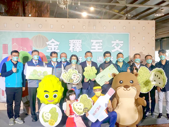 在臺東縣縣長饒慶鈴及金門縣長楊鎮浯媒合下，今年度金門鄉親又有機會吃到外銷等級的臺東釋迦，臺東鄉親也可以品嚐到世界聞名的金門高粱酒。（縣府提供）