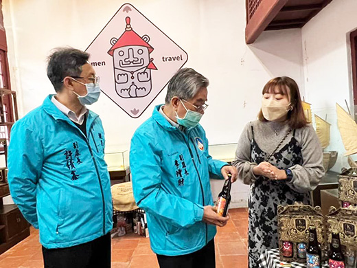 總兵小舖陳列展售由縣內年輕創作者製作的紀念商品,開幕當天副縣長李增財聆聽創作者的創作構想。(詹宗翰攝)