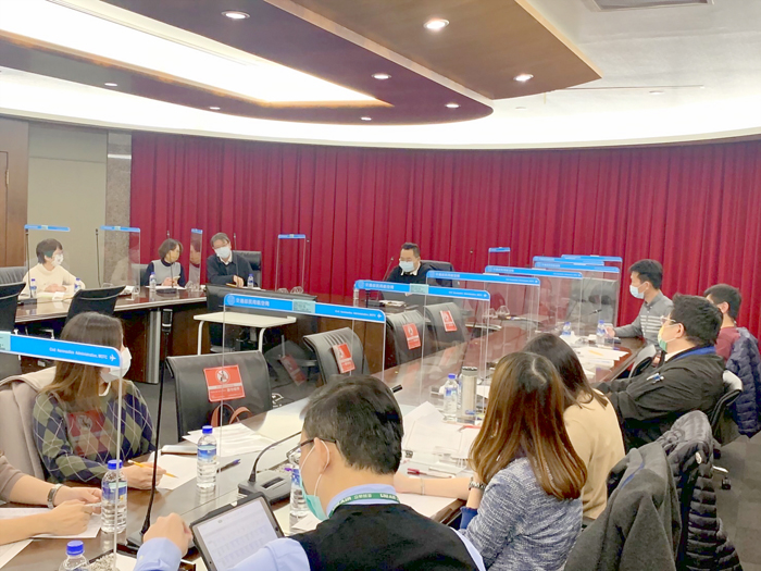 觀光處長丁健剛昨率縣府團隊赴民航局協調春節第四波加班機，總共十三架次，可提供四千座位數。（觀光處提供）