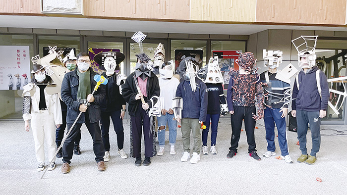 金門大學建築學系大一新生舉辦「身體的容器—身體穿戴裝置」展演活動。（金門大學提供）