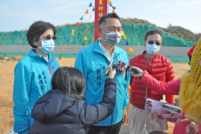 金門縣長楊鎮浯今天受訪宣佈2022金門馬拉松延期辦理。(楊水詠攝)