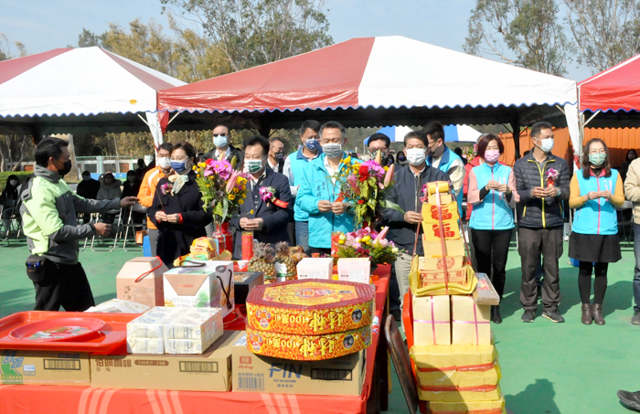 柏村國小行政大樓新建工程開工動土典禮昨舉行，縣長楊鎮浯擔任主典官，與議長洪允典、校長許雪芳等人共同執鏟動土及合影。（楊水詠攝）