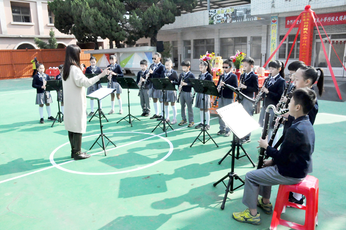 柏村國小行政大樓新建工程開工動土典禮昨由學生表演豎笛開場，喜氣洋溢。（楊水詠攝）