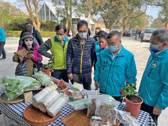 現場展示「有機集團栽培專區」生產的有機蔬菜。(陳冠霖攝)