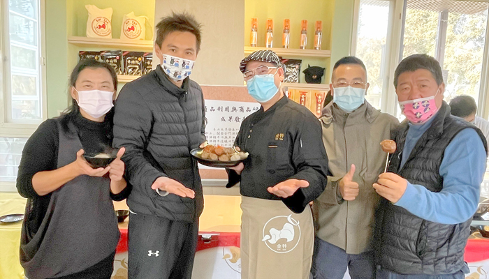 金門縣畜產試驗所昨日下午2時許舉辦「畜產品利用與商品研發計畫」成果發表,由畜試所所長陳家輝、金門大學食品科學系教授李欣玫說明產品特色,並技轉予金牪餐廳推廣。(陳麗妤攝)
